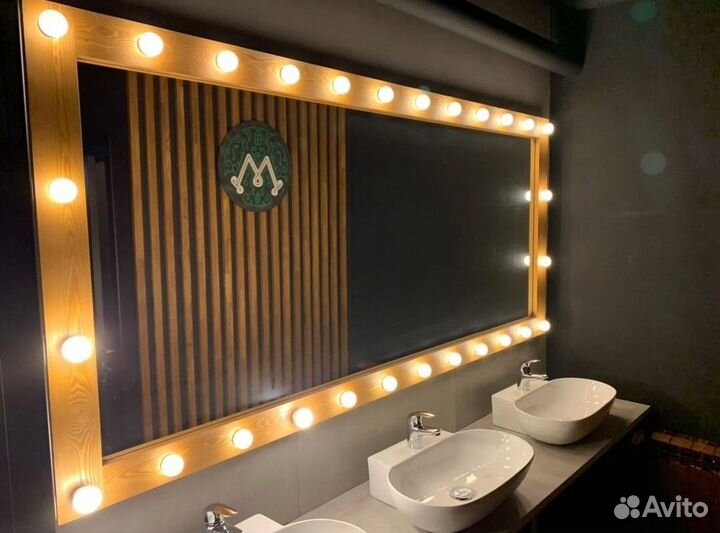 Гримерное зеркало с лампочками