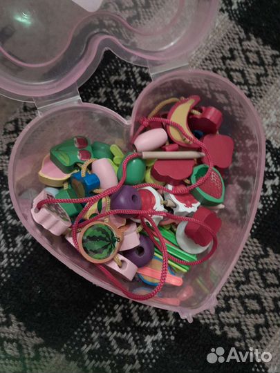 Деревянные бусы с деревянной иголочкой