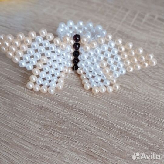 Кольца из бусин с сидящей бабочкой