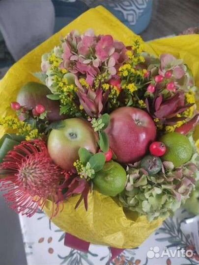 Оригинальные цветочно-фруктовые букеты