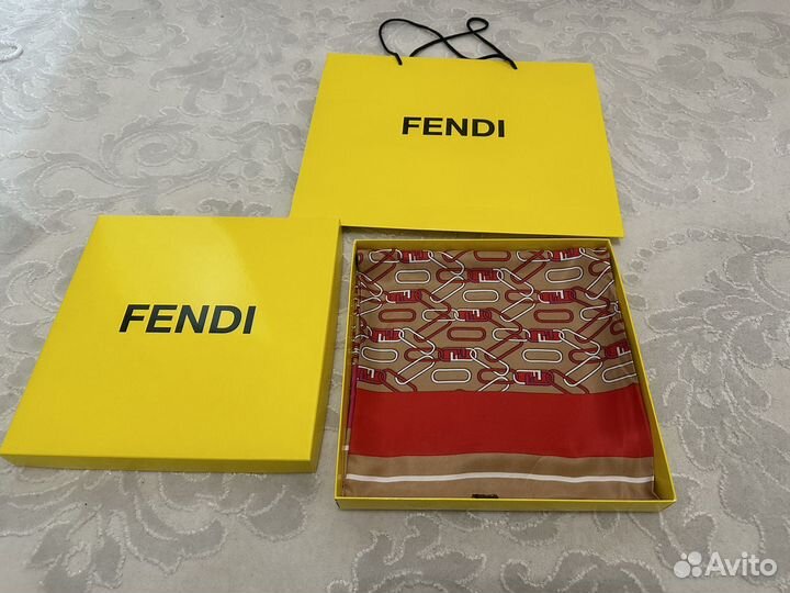 Новый платок Fendi