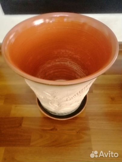 Глиняный горшок для цветов большой