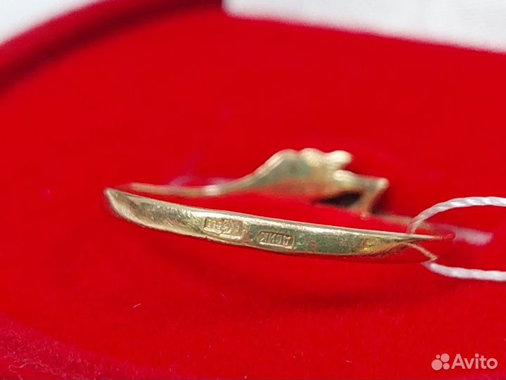 Кольцо с камнями золотое