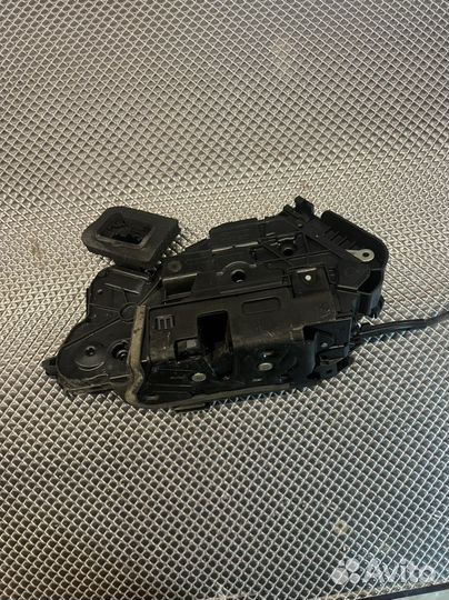 Замок двери передней левой