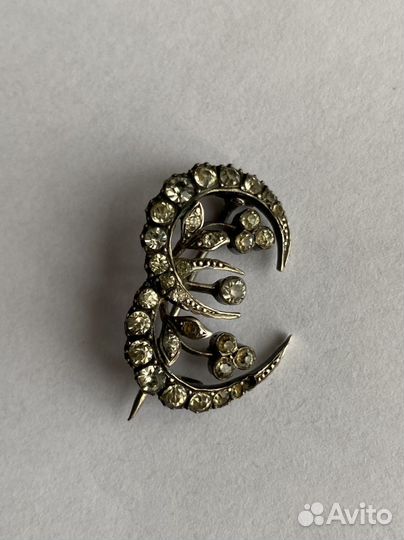 Антикварная серебряные брошь форме буквы Е