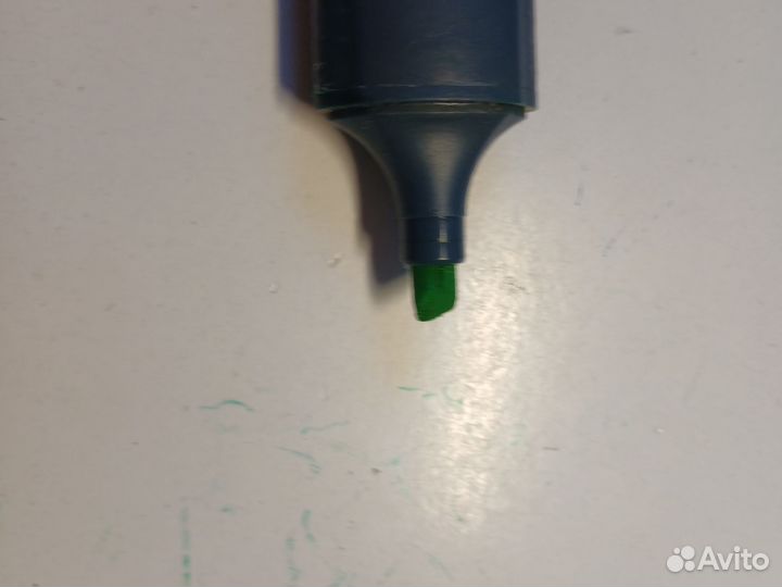 Выделяет зелёный текст