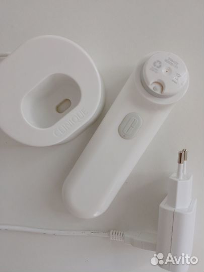 Щетка для очищения лица Clinique Sonic System