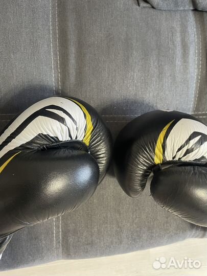 Боксерские перчатки Venum 10oz