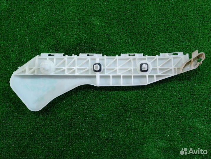 Крепление бампера заднее левое Toyota Ractis