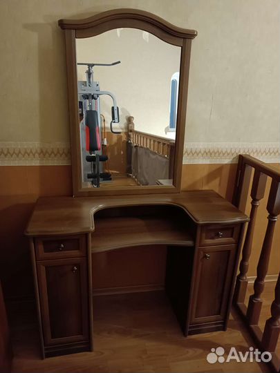 Туалетный столик с зеркалом