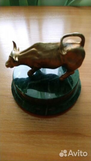 Фигурка быка бронза на мраморной подставке