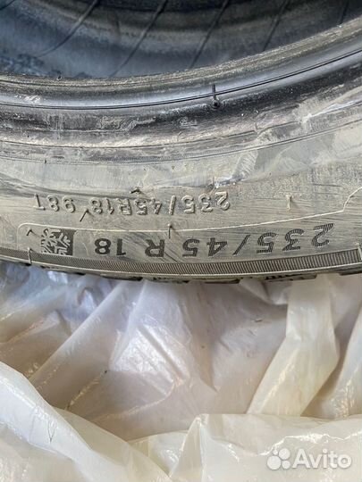 Michelin X-Ice North 4 235/45 R18 98T