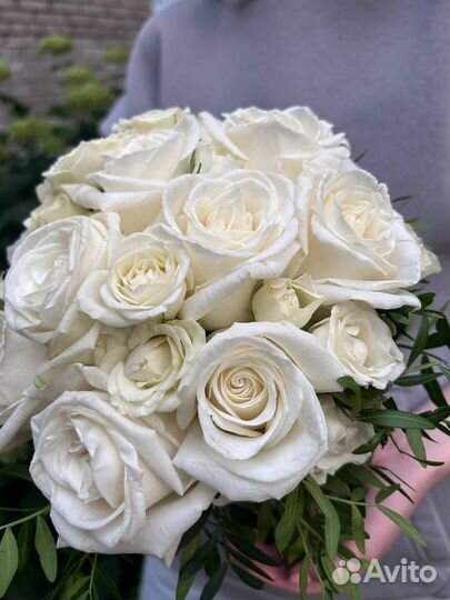 Букет невесты классический в белой гамме