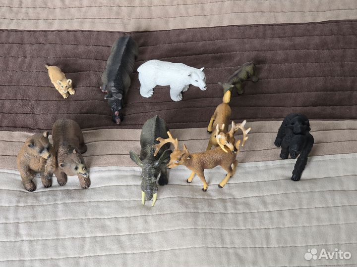 Игрушечные реалистичные животные