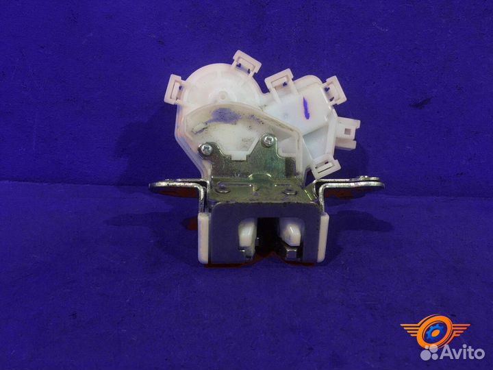 Замок двери багажника задний Mitsubishi Outlander
