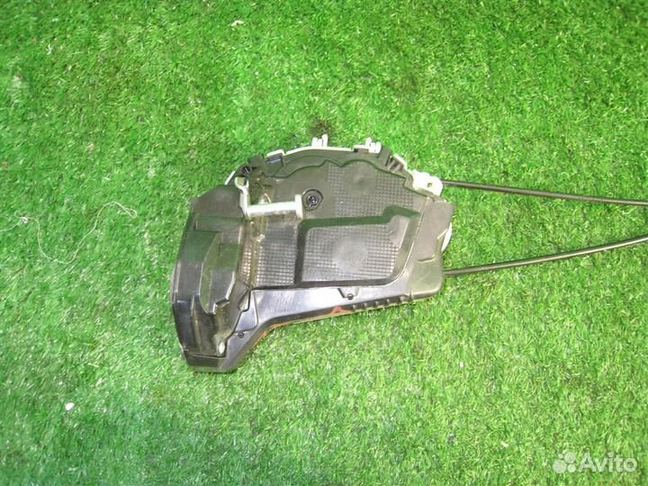 Замок двери задней левой Toyota Yaris P13 2015