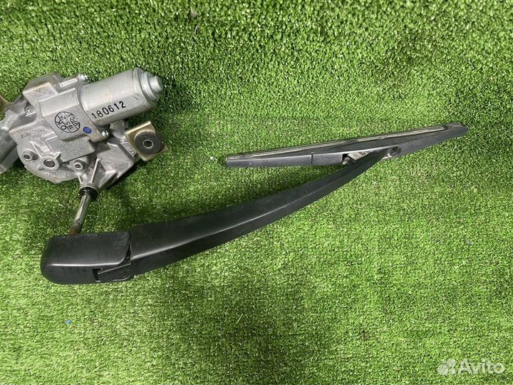 Моторчик стеклоочистителя задний Mitsubishi Paj