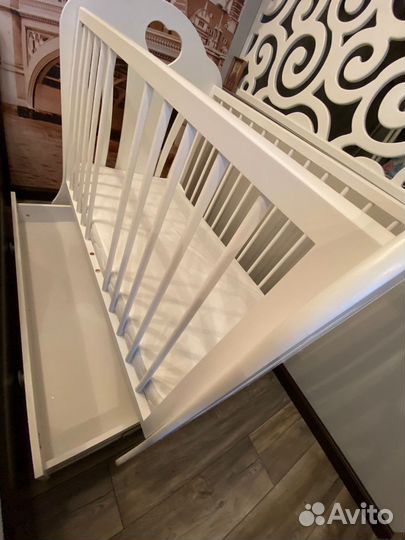 Детская кроватка с маятником и ящиком