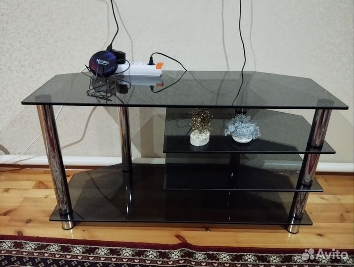 Горка, стол, диваны, ковры, кровати