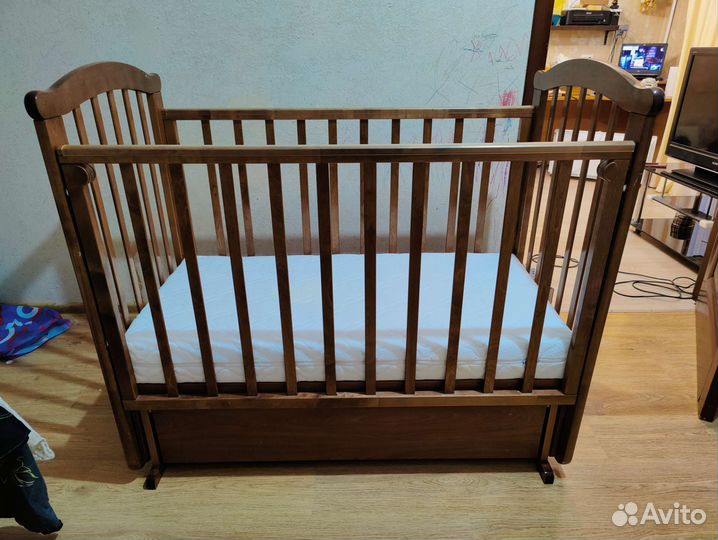 Детская кроватка с поперечным маятником и матрасом