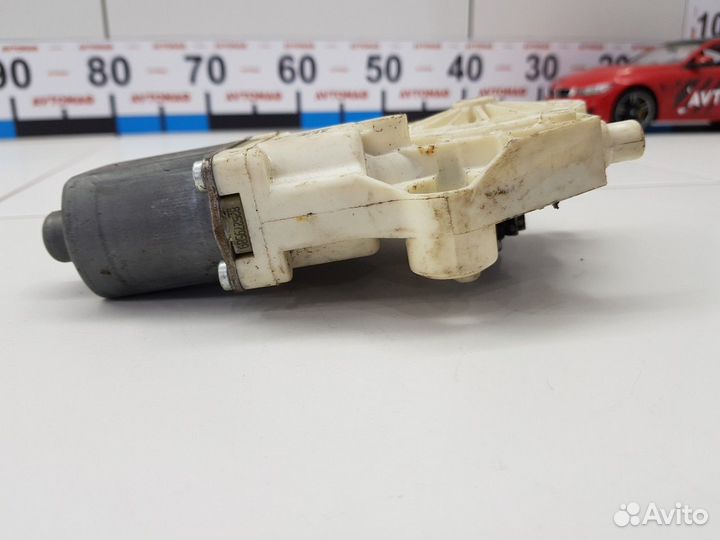 Моторчик стеклоподъемника задний правый