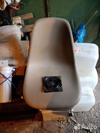 Кресло пластиковое для лодки