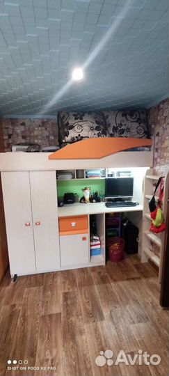 Детская кровать чердак со столом и шкафом