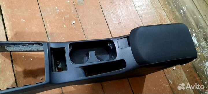 Консоль с подстаканниками и подлокотником на лансе