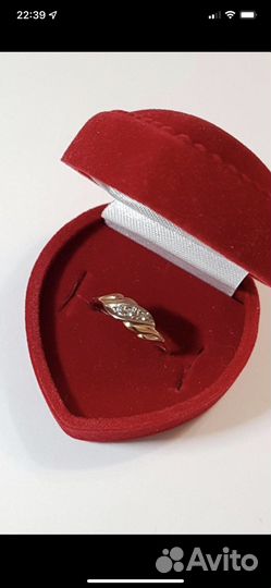 Золотое кольцо с бриллиантом