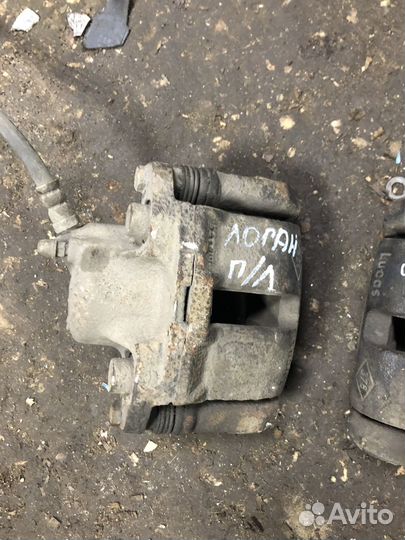 Передний тормозной суппорт Renault Logan
