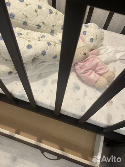 Детская кроватка с маятником и комодом