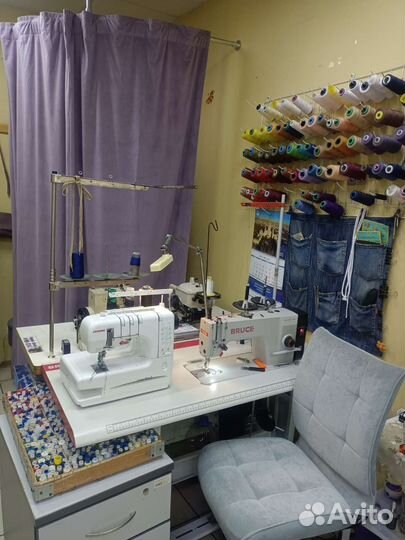 Швея портной в ателье