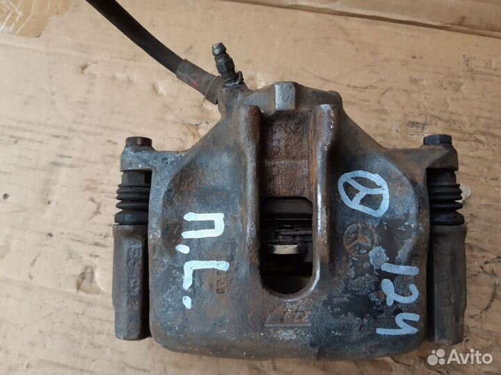 Суппорт передний правый Мерседес 124