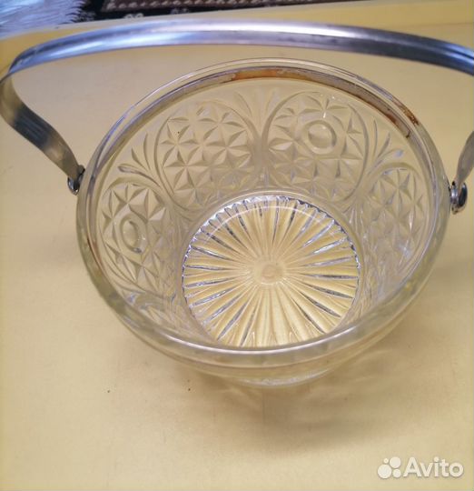 Ваза-Конфетница в металлической оправе с ручкой