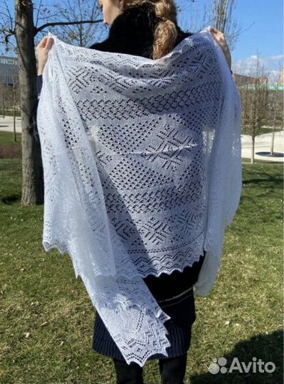 Палантин вязаный ручной работы