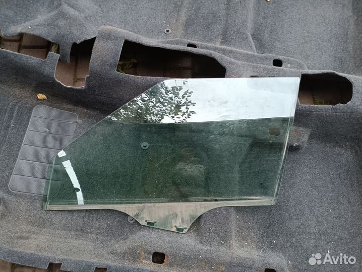 Переднее левое стекло Skoda Fabia 2