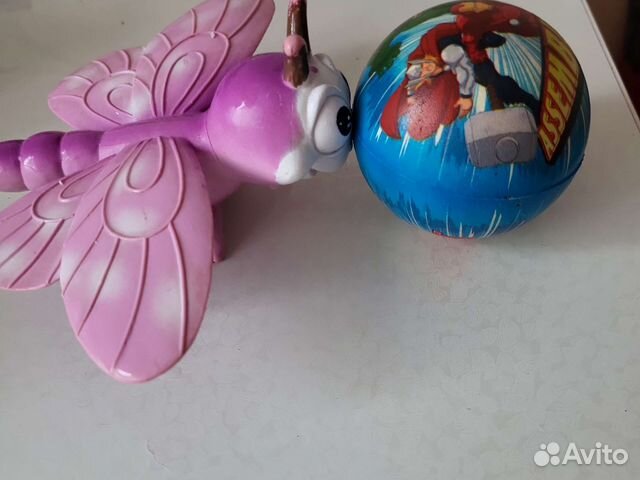 Бабочка пластмассовая и мяч мягкий