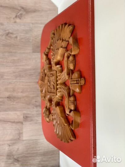 Резной герб России из дерева