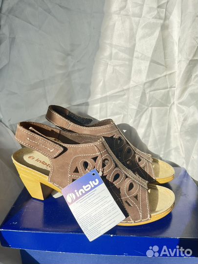 Босоножки на танкетке