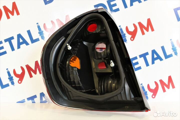 Фонарь задний правый-красно оранжевый (renault)