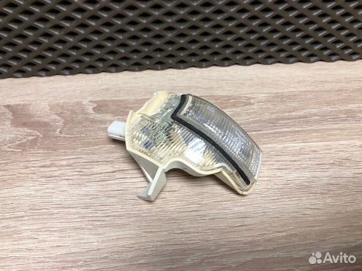 Повторитель поворота в зеркало правый Honda Accord