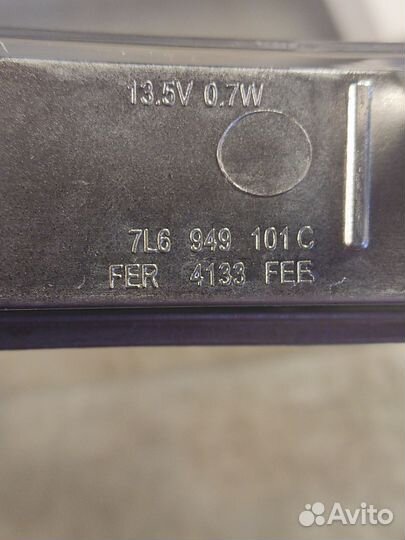 Повторитель поворота левый в зеркало VW Туарег GP