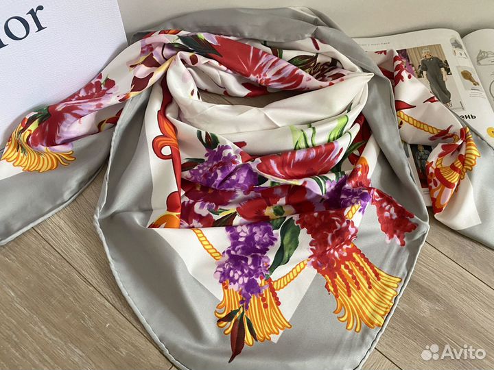 Платок в подарочной упаковке Dior