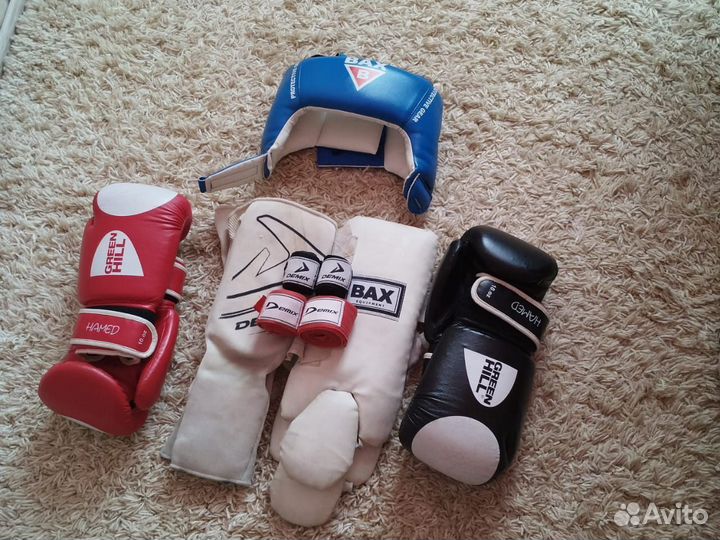 Боксерские перчатки,шлем,бинты и щитки
