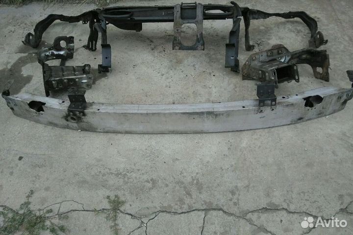 Усилитель переднего бампера Мерседес w203