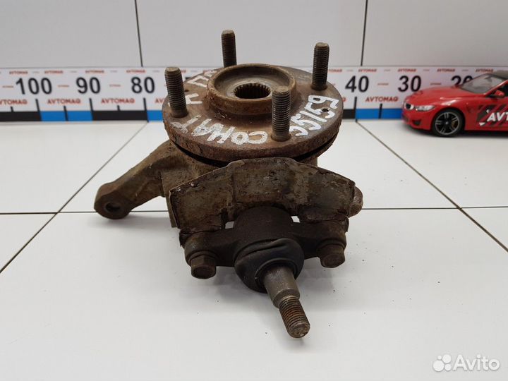 Кулак поворотный передний правый в сборе