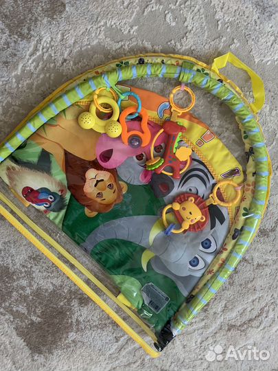 Развивающий коврик и игрушки для малышей