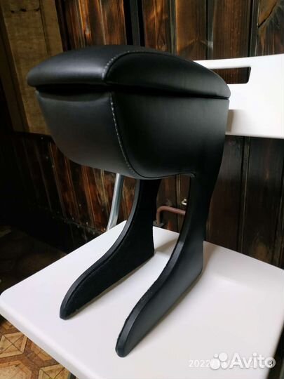 Подлокотник на nissan Almera