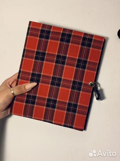 Блокнот с замком в красную клетку