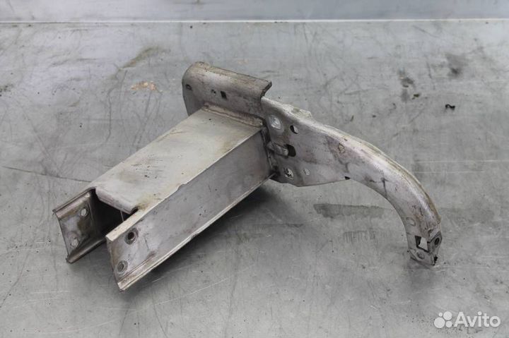 Кронштейн усилителя переднего бампера правый Aud